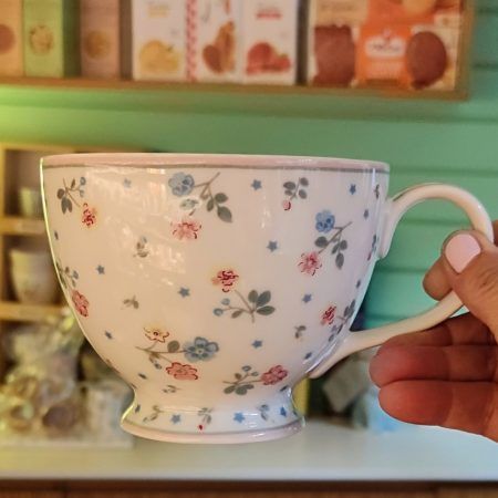 La tassa gran “teacup” ADELENA White de GreenGate és novetat en la col.lecció de Tardor-Hivern’2023. El seu estampat amb petites flors de color blau, rosa, gris, verd en diferents tons fan que sigui molt original. També hi ha flors amb un toc de color groc, això fa que aquesta tassa gran es pugui combinar amb tota la col.lecció Alice Everyday de GreenGate fent que cadascú pugui crear el seu propi joc de te. En la galeria de fotos pots veure altres articles amb aquest estampat Adelena White com plats, la tetera, tasses, mugs, bowls, tea towels, estovalles, tovallons. Com que és de porcelana gruixuda, ajuda a mantenir durant més temps a temperatura del te i cafè. Vols veure les altres tasses teacup de GreenGate que tenim a INHALA? Clica aquí! Ideal per servir tes, infusions, cafè i també, una bona xocolata calenta. A INHALA Cafès i Tes som punt de venda de GreenGate, firma danesa molt exclusiva. Estem a Portalet, 9 de Granollers, Barcelona. T’esperem!