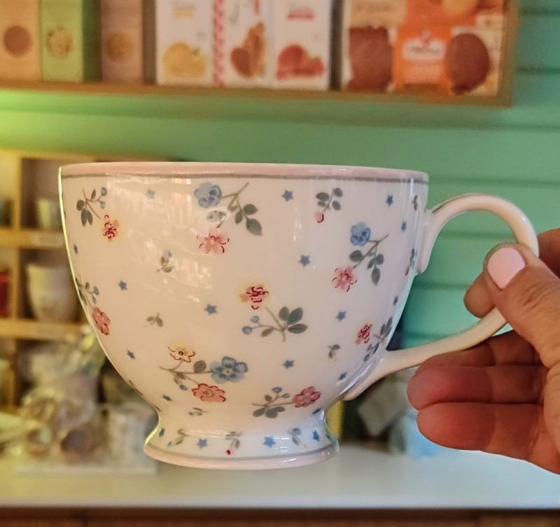 La tassa gran  “teacup” ADELENA White de GreenGate és novetat en la col.lecció de Tardor-Hivern’2023.

El seu estampat amb petites flors de color blau, rosa, gris, verd en diferents tons fan que sigui molt original.

També hi ha flors amb un toc de color groc, això fa que aquesta tassa gran es pugui combinar amb tota la col.lecció Alice Everyday de GreenGate fent que cadascú pugui crear el seu propi joc de te.

En la galeria de fotos pots veure altres articles amb aquest estampat Adelena White com plats, la tetera, tasses, mugs, bowls, tea towels, estovalles, tovallons.

Com que és de porcelana gruixuda, ajuda a mantenir durant més temps a temperatura del te i cafè.

Vols veure les altres tasses teacup de GreenGate que tenim a INHALA? Clica aquí!

Ideal per servir tes, infusions, cafè i també, una bona xocolata calenta.

A INHALA Cafès i Tes som punt de venda de GreenGate, firma danesa molt exclusiva.

Estem a Portalet, 9 de Granollers, Barcelona. T’esperem!