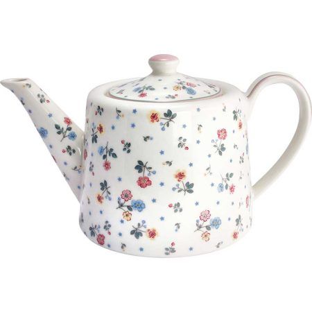 La tetera “teapot” floral de porcelana ADELENA White de GreenGate és novetat en la col.lecció de Tardor-Hivern'2023. El seu estampat amb petites flors de color blaus, rosa, gris, verd en diferents tons fan que sigui molt original. També hi ha flors amb un toc de color groc, això fa que aquesta tetera es pugui combinar amb totes les tasses mug i latte cups de la col.lecció Alice Everyday de GreenGate fent que cadascú pugui crear el seu propi joc de te. En la galeria de fotos pots veure altres articles amb aquest estampat Adelena White com plats, tasses, mugs, bowls, tea towels. Com que és de porcelana gruixuda, ajuda a mantenir durant més temps a temperatura del te i cafè. Ideal per servir tes, infusions, cafè i també, una bona xocolata calenta. A INHALA Cafès i Tes som punt de venda de GreenGate, firma danesa molt exclusiva. Estem a Portalet, 9 de Granollers, Barcelona. T’esperem!