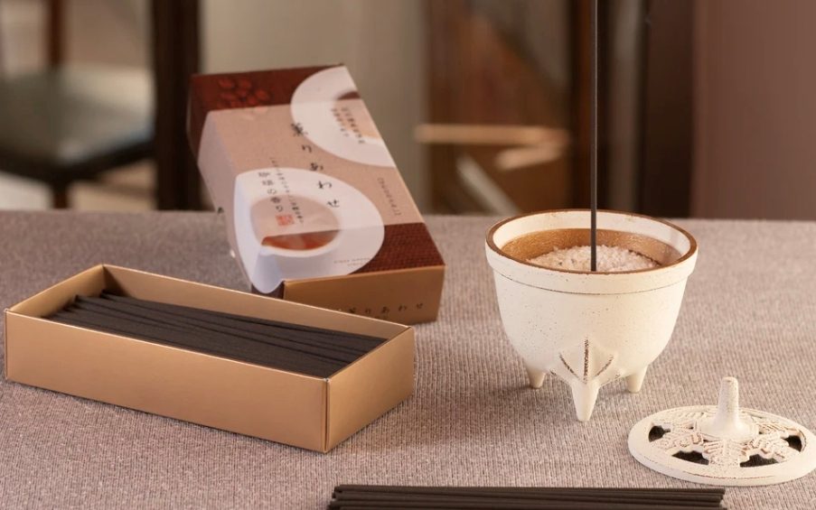 L'encens Kaori Awase amb perfum de Cafè ve presentat en una bonica capsa gran i està elaborat a Japó. Conté 180 barretes. Cada barreta té una combustió de 25 minuts aproximadament. És un encens totalment elaborat a Japó amb aromes delicades per la teva casa, oficina, consulta. També et recomanem que provis el de Musk (almesc) i el de Vainilla, amb un perfum que no et deixarà indiferent entre molts altres perfums. A INHALA Cafès i Tes pots trobar l’exclusiu encens japonès Nippon-Kodo i també l’Encens d’Auroville fet artesanalment al Sud de l’ Índia elaborat amb olis essencials 100% naturals, també tenim el de vainilla. Aromes que envaïran els teus sentits! Estem a Portalet, 9 de Granollers, Barcelona.