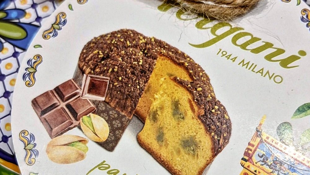 El Panettone amb “Festuc i Xocolata” de Vergani és ideal pels amants de la xocolata i del pistatxo. Pesa 750 grams. Vergani elabora panettones i pandoros des de 1944 a Milano, Italia. Aquests panettones són ideals per regalar juntament amb confitures, xocolates, tes i cafès. Si vols, et podem preparar un pack de regal ben bonic! Aquests panettones són ideals per fer un regal car el seu sabor enamora a qui el tasta. Tampoc poden faltar els panettones Albertengo que ens arriben directament des de Torino, aquests panettones són imprescindibles per Nadal: Xocolata, Xocolata i Taronja, Gran Moscato, al Limone i sempre hi ha alguna recepta per poder sorprendre. Un trosset de panettone és l’acompanyant perfecte per un bon cafè, te o infusió. A INHALA Cafès i Tes fa molts anys que som punt de venda de panettones i pandoros Albertengo, Fiasconaro i Vergani, són protagonistes de moltes sobretaules. Estem a Portalet, 9 de Granollers, Barcelona, ens veiem aviat? Entra a la nostra botiga Online i deixa’t portar.