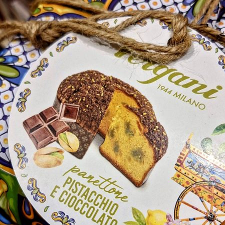 El Panettone amb “Festuc i Xocolata” de Vergani és ideal pels amants de la xocolata i del pistatxo. Pesa 750 grams. Vergani elabora panettones i pandoros des de 1944 a Milano, Italia. Aquests panettones són ideals per regalar juntament amb confitures, xocolates, tes i cafès. Si vols, et podem preparar un pack de regal ben bonic! Aquests panettones són ideals per fer un regal car el seu sabor enamora a qui el tasta. Tampoc poden faltar els panettones Albertengo que ens arriben directament des de Torino, aquests panettones són imprescindibles per Nadal: Xocolata, Xocolata i Taronja, Gran Moscato, al Limone i sempre hi ha alguna recepta per poder sorprendre. Un trosset de panettone és l’acompanyant perfecte per un bon cafè, te o infusió. A INHALA Cafès i Tes fa molts anys que som punt de venda de panettones i pandoros Albertengo, Fiasconaro i Vergani, són protagonistes de moltes sobretaules. Estem a Portalet, 9 de Granollers, Barcelona, ens veiem aviat? Entra a la nostra botiga Online i deixa’t portar.