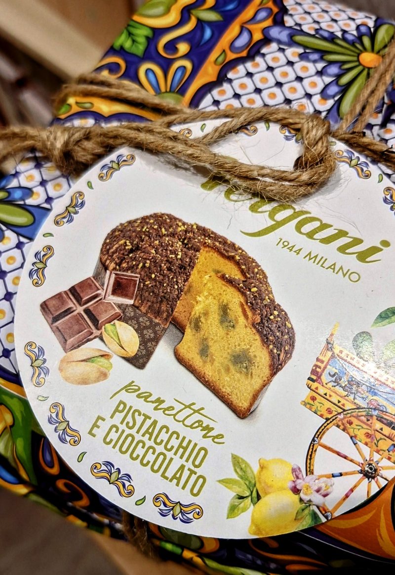 El Panettone amb “Festuc i Xocolata” de Vergani és ideal pels amants de la xocolata i del pistatxo. Pesa 750 grams. Vergani elabora panettones i pandoros des de 1944 a Milano, Italia. Aquests panettones són ideals per regalar juntament amb confitures, xocolates, tes i cafès. Si vols, et podem preparar un pack de regal ben bonic! Aquests panettones són ideals per fer un regal car el seu sabor enamora a qui el tasta. Tampoc poden faltar els panettones Albertengo que ens arriben directament des de Torino, aquests panettones són imprescindibles per Nadal: Xocolata, Xocolata i Taronja, Gran Moscato, al Limone i sempre hi ha alguna recepta per poder sorprendre. Un trosset de panettone és l’acompanyant perfecte per un bon cafè, te o infusió. A INHALA Cafès i Tes fa molts anys que som punt de venda de panettones i pandoros Albertengo, Fiasconaro i Vergani, són protagonistes de moltes sobretaules. Estem a Portalet, 9 de Granollers, Barcelona, ens veiem aviat? Entra a la nostra botiga Online i deixa’t portar.