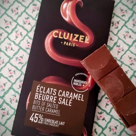 Rajola xocolata amb llet "Caramel punt de Sal" de Michel Cluizel. A INHALA Cafès i Tes trobaràs una selecció de cafès acabats de torrar, tes i infusions, xocolates selectes i delicioses galetes. Estem a Portalet, 9 de Granollers, Barcelona. Has vist el tea towel de GreenGate?