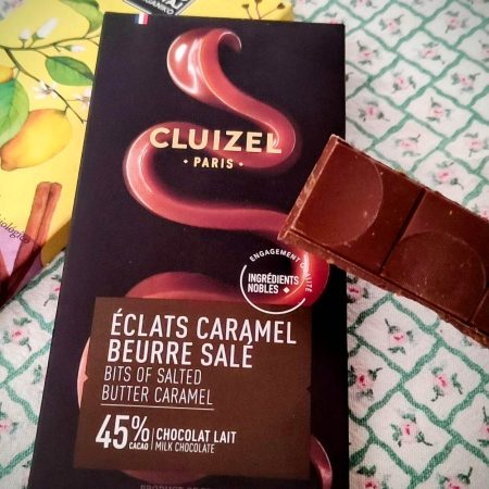 Rajola xocolata amb llet "Caramel punt de Sal" de Michel Cluizel. A INHALA Cafès i Tes trobaràs una selecció de cafès acabats de torrar, tes i infusions, xocolates selectes i delicioses galetes. Estem a Portalet, 9 de Granollers, Barcelona. Has vist el tea towel de GreenGate?