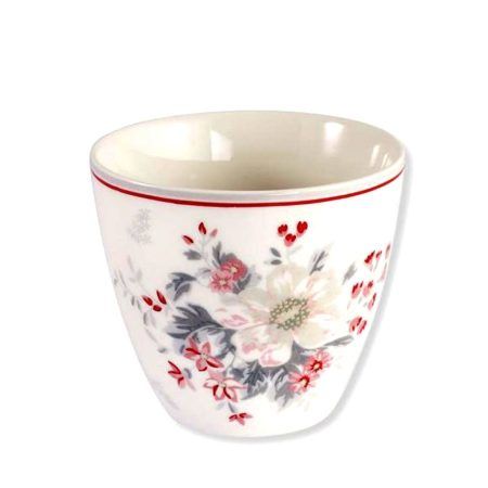 La taza Latte cup ABELLA White forma parte de la nueva colección de GreenGate para este Otoño7Invierno’2023 y es ideal para que tus momentos de tés y cafés sean muy especiales.

Tiene una capacidad de 300 ml. y mide 9,5 cm. x 9 cm.

Es ideal para combinar con la nueva taza roja latte cup Red Emberly Inside con sus flores que decoran la parte interior y con el estampado Adley white, Home for Xmas white y Layla heart white entre otros muchos.

En la galería de imágenes puedes ver ideas para que puedas inspirarte.

Esta taza es apta para microondas y lavavajillas.

En INHALA Cafés y Tés somos punto de venta GreenGate y nos puedes encontrar en Portalet, 9 de Granollers, Barcelona para poderte enseñar todas nuestras novedades.