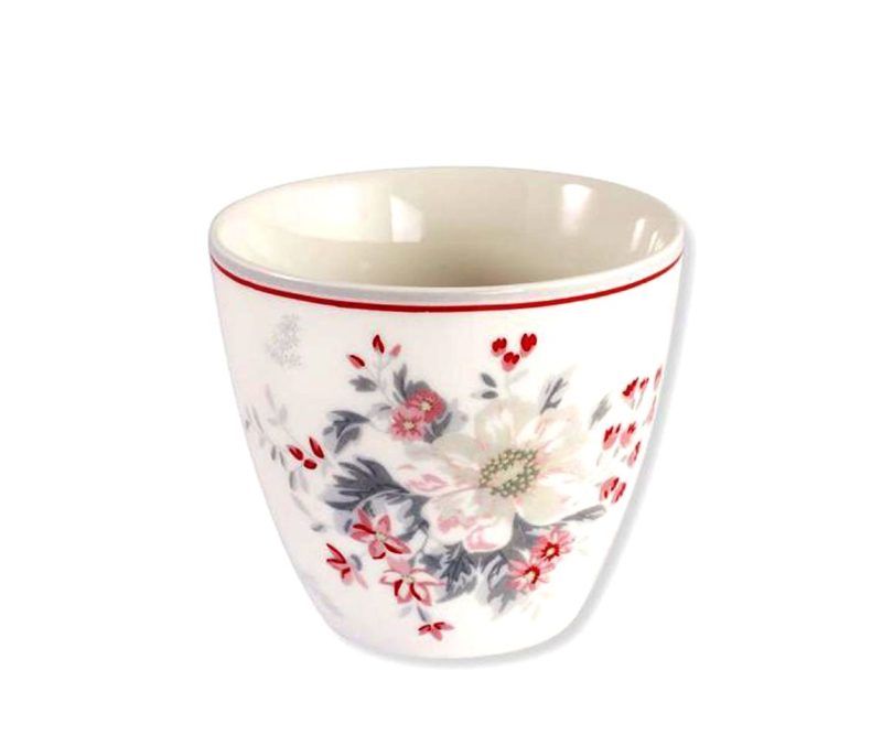 La taza Latte cup ABELLA White forma parte de la nueva colección de GreenGate para este Otoño7Invierno’2023 y es ideal para que tus momentos de tés y cafés sean muy especiales.

Tiene una capacidad de 300 ml. y mide 9,5 cm. x 9 cm.

Es ideal para combinar con la nueva taza roja latte cup Red Emberly Inside con sus flores que decoran la parte interior y con el estampado Adley white, Home for Xmas white y Layla heart white entre otros muchos.

En la galería de imágenes puedes ver ideas para que puedas inspirarte.

Esta taza es apta para microondas y lavavajillas.

En INHALA Cafés y Tés somos punto de venta GreenGate y nos puedes encontrar en Portalet, 9 de Granollers, Barcelona para poderte enseñar todas nuestras novedades.