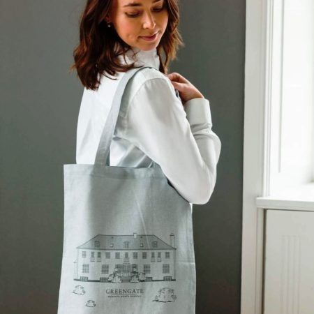 La bossa de cotó Tote bag GreenGate Grey medeix 35 cm. x 45 cm. i és de cotó 100%. El dibuix que surt és la casa de l'oficina central de GreenGate, un edifici centenari al mig del camp i pertany a la col.lecció de Tardor-Hivern de GreenGate, firma danesa que ens té enamorades des de sempre. El disseny del seu estampat és molt original i els tons pastels fan que sigui molt atractiu i elegant per portar en qualsevol outfit del dia. Tenim altres complements adorables per la teva taula, cuina i decoració de la llar. Les tasses, teteres, estovalles, plats, culleres, tot és preciós, també tenim la tasseta mini latte cup per prendre un cafè espresso. A INHALA Cafès i Tes, som punt de venda de GreenGate, també d’ altres firmes molt exclusives com Pip Studio, Smeg i Katie Alice. T’esperem a Portalet, 9 de Granollers, Barcelona. La bolsa de algodón Tote bag GreenGate Grey mide 35 cm. x 45 cm., es de algodón 100% y forma parte de la colección de Invierno de GreenGate. El dibujo que aparece en la bolsa es la casa donde se ubica la oficina central de GreenGate,  se trata de un edifici centenario rodeado de naturaleza en medio de una finca inmensa. Hoy en día, las "tote bags" son un complemento básico, para ir de compras y no gastar más bolsas de plástico ni papel y también como un bolso en tu día a día. A nosotras nos encantan para llevar el termo con cafés y tés por todas partes. Somos INHALA Cafés y Tés somos punto de venta de GreenGate desde hace muchos años, aquí podrás encontrar sus preciosas tazas, teteras, manteles, cucharas, platos, tea towels, mugs, etc. y muchos complementos para la mesa y hogar.  Pues aquí te esperamos, en Portalet, 9 de Granollers, Barcelona.