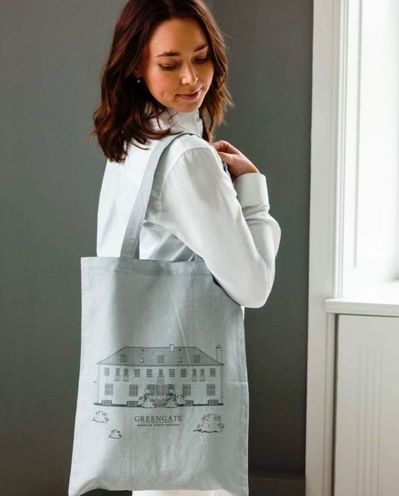 La bossa de cotó Tote bag GreenGate Grey medeix 35 cm. x 45 cm. i és de cotó 100%. El dibuix que surt és la casa de l'oficina central de GreenGate, un edifici centenari al mig del camp i pertany a la col.lecció de Tardor-Hivern de GreenGate, firma danesa que ens té enamorades des de sempre. El disseny del seu estampat és molt original i els tons pastels fan que sigui molt atractiu i elegant per portar en qualsevol outfit del dia. Tenim altres complements adorables per la teva taula, cuina i decoració de la llar. Les tasses, teteres, estovalles, plats, culleres, tot és preciós, també tenim la tasseta mini latte cup per prendre un cafè espresso. A INHALA Cafès i Tes, som punt de venda de GreenGate, també d’ altres firmes molt exclusives com Pip Studio, Smeg i Katie Alice. T’esperem a Portalet, 9 de Granollers, Barcelona. La bolsa de algodón Tote bag GreenGate Grey mide 35 cm. x 45 cm., es de algodón 100% y forma parte de la colección de Invierno de GreenGate. El dibujo que aparece en la bolsa es la casa donde se ubica la oficina central de GreenGate,  se trata de un edifici centenario rodeado de naturaleza en medio de una finca inmensa. Hoy en día, las "tote bags" son un complemento básico, para ir de compras y no gastar más bolsas de plástico ni papel y también como un bolso en tu día a día. A nosotras nos encantan para llevar el termo con cafés y tés por todas partes. Somos INHALA Cafés y Tés somos punto de venta de GreenGate desde hace muchos años, aquí podrás encontrar sus preciosas tazas, teteras, manteles, cucharas, platos, tea towels, mugs, etc. y muchos complementos para la mesa y hogar.  Pues aquí te esperamos, en Portalet, 9 de Granollers, Barcelona.