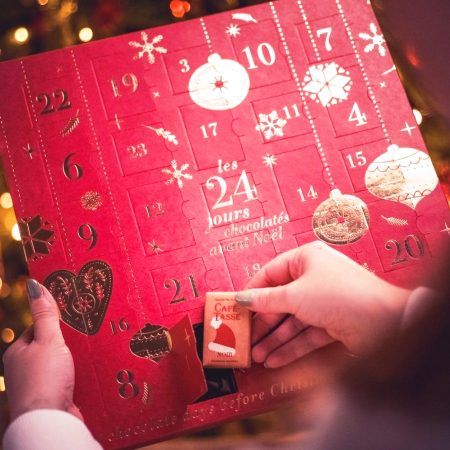 El Calendario de Adviento con 24 chocolates de CAFÉ-TASSE es un precioso detalle para regalar y compartir 24 sorpresas, una cada día de Diciembre hasta el esperado día de Navidad.

Se trata de chocolate de altísima calidad elaborado en Bruselas, Bélgica.

Contiene 12 napolitanas cuadradas de 5 gramos en sabores surtidos y 12 mini tabletas rectangulares de 9 gramos, también surtidas y cada año su diseño exterior es diferente, siempre en color rojo muy atractivo y elegante.

En total, podrás disfrutar de 168 gramos de chocolates deliciosos, variados y muy bien presentados.

Algunos de estos sabores también los podrás encontrar en tableta de 85 gramos, puedes ver otros chocolates de Café-Tasse aquí.

En INHALA Cafés y Tés te ofrecemos una selección de chocolates para que puedas acompañar tus momentos de tés, cafés e infusiones.

Estamos en Portalet, 9 de Granollers, Barcelona.