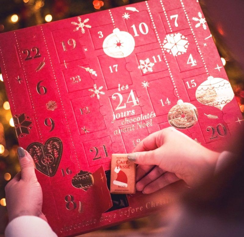 El Calendario de Adviento con 24 chocolates de CAFÉ-TASSE es un precioso detalle para regalar y compartir 24 sorpresas, una cada día de Diciembre hasta el esperado día de Navidad.

Se trata de chocolate de altísima calidad elaborado en Bruselas, Bélgica.

Contiene 12 napolitanas cuadradas de 5 gramos en sabores surtidos y 12 mini tabletas rectangulares de 9 gramos, también surtidas y cada año su diseño exterior es diferente, siempre en color rojo muy atractivo y elegante.

En total, podrás disfrutar de 168 gramos de chocolates deliciosos, variados y muy bien presentados.

Algunos de estos sabores también los podrás encontrar en tableta de 85 gramos, puedes ver otros chocolates de Café-Tasse aquí.

En INHALA Cafés y Tés te ofrecemos una selección de chocolates para que puedas acompañar tus momentos de tés, cafés e infusiones.

Estamos en Portalet, 9 de Granollers, Barcelona.