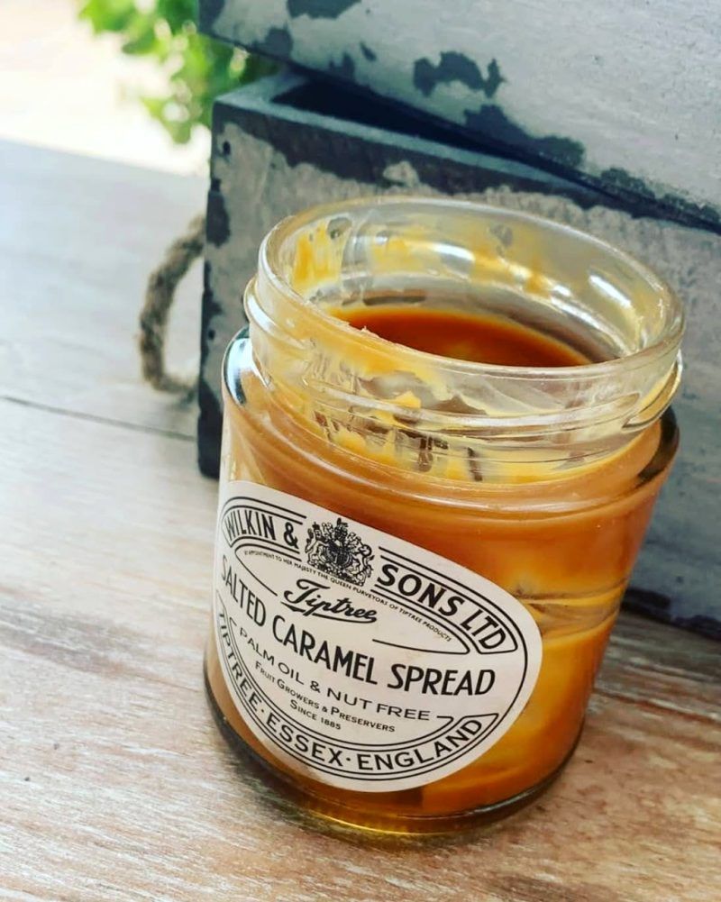 La crema de caramelo al punto de Sal "Salted Caramel" de Wilkin & Sons de TipTree, Essex es una crema deliciosa para untar en una tostada de pan, rellenando un bizcocho o simplemente «a cucharadas». No contiene colorantes, ni conservantes artificiales. *Apto para vegetarianos. *Contiene leche y azúcar. Peso neto 210 gramos. Somos INHALA Cafés y Tés, una boutique gourmet dónde tú eres el protagonista. Estamos en Portalet, 9 de Granollers, Barcelona.