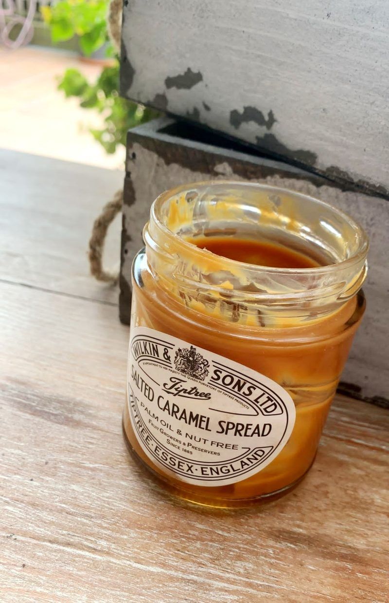 La crema de caramelo al punto de Sal "Salted Caramel" de Wilkin & Sons de TipTree, Essex es una crema deliciosa para untar en una tostada de pan, rellenando un bizcocho o simplemente «a cucharadas». No contiene colorantes, ni conservantes artificiales. *Apto para vegetarianos. *Contiene leche y azúcar. Peso neto 210 gramos. Somos INHALA Cafés y Tés, una boutique gourmet dónde tú eres el protagonista. Estamos en Portalet, 9 de Granollers, Barcelona.