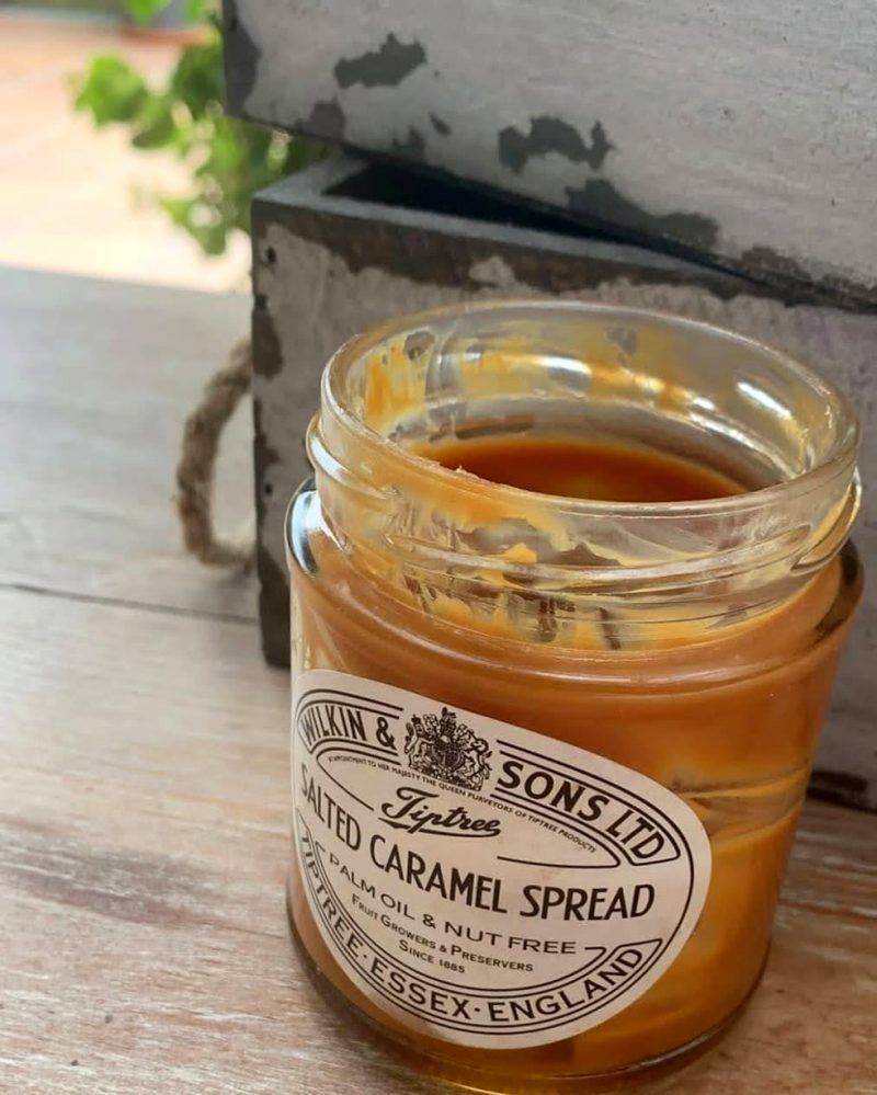 La crema de caramelo al punto de Sal "Salted Caramel" de Wilkin & Sons de TipTree, Essex es una crema deliciosa para untar en una tostada de pan, rellenando un bizcocho o simplemente «a cucharadas». No contiene colorantes, ni conservantes artificiales. *Apto para vegetarianos. *Contiene leche y azúcar. Peso neto 210 gramos. Somos INHALA Cafés y Tés, una boutique gourmet dónde tú eres el protagonista. Estamos en Portalet, 9 de Granollers, Barcelona.