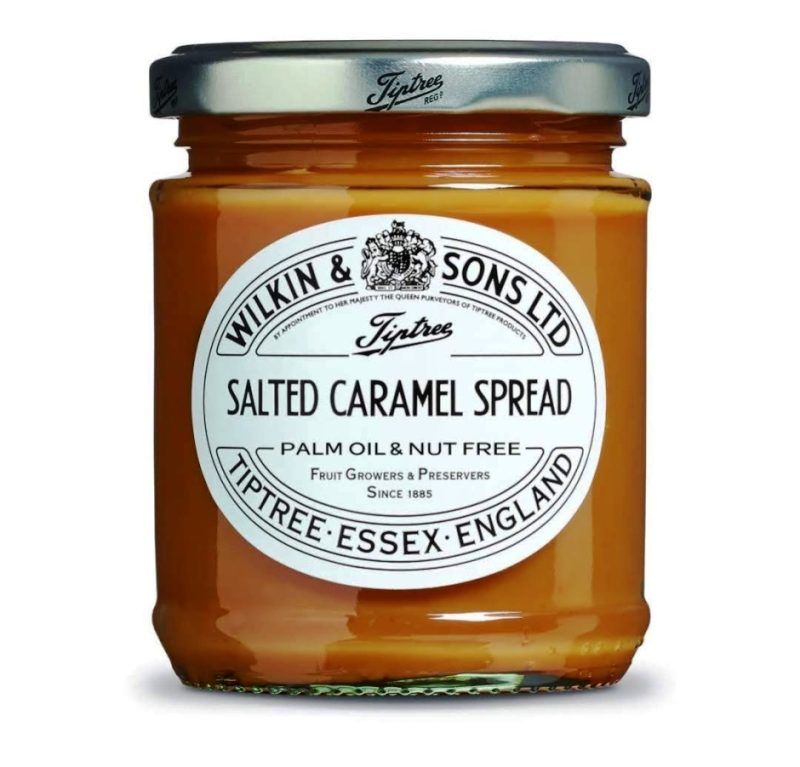 La crema de caramelo al punto de Sal "Salted Caramel" de Wilkin & Sons de TipTree, Essex es una crema deliciosa para untar en una tostada de pan, rellenando un bizcocho o simplemente «a cucharadas». No contiene colorantes, ni conservantes artificiales. *Apto para vegetarianos. *Contiene leche y azúcar. Peso neto 210 gramos. Somos INHALA Cafés y Tés, una boutique gourmet dónde tú eres el protagonista. Estamos en Portalet, 9 de Granollers, Barcelona.