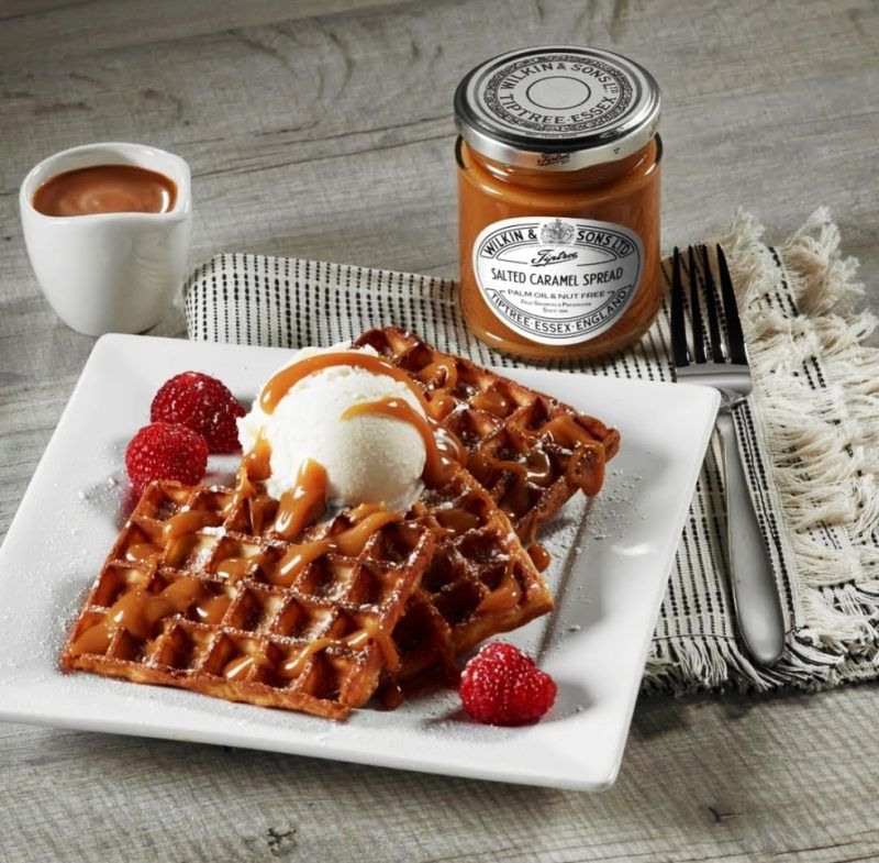 La crema de caramelo al punto de Sal "Salted Caramel" de Wilkin & Sons de TipTree, Essex es una crema deliciosa para untar en una tostada de pan, rellenando un bizcocho o simplemente «a cucharadas». No contiene colorantes, ni conservantes artificiales. *Apto para vegetarianos. *Contiene leche y azúcar. Peso neto 210 gramos. Somos INHALA Cafés y Tés, una boutique gourmet dónde tú eres el protagonista. Estamos en Portalet, 9 de Granollers, Barcelona.