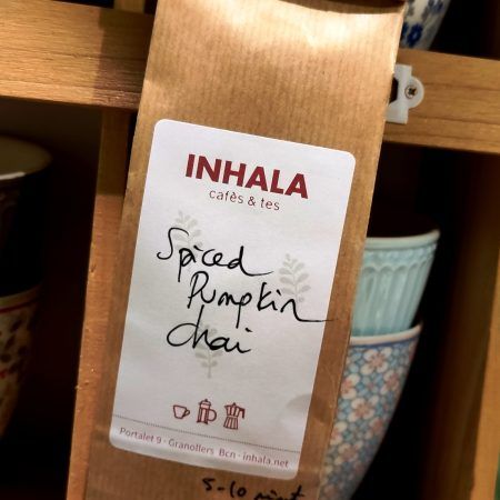 La infusión "Spiced Pumpkin Chai" con la Calabaza como ingrediente especial e ideal para este Otoño e Invierno es novedad en nuestra tienda. La acompañamos con jengibre, canela, zanahoria, manzana, comino y pimienta negra de la India. Déjala infusionar unos 10 minutos para extraer todo su sabor y añade un poco de jengibre fresco rallado para potenciar su efecto Chai. En INHALA te ofrecemos otras infusiones sin cafeína, aquí tenemos una selección para que puedas conocerlas un poco más. En INHALA Cafés y Tés también tenemos otras infusiones "sin cafeína" como el San Francisco, la Tisana Equilibrio, Mint Splash, Til.la Nights, Cool Mint, Ginger & Lemon, Winter time fruit tea y muchas más que podrás descubrir aquí. Son servidas en bolsas de papel kraft con 100 gramos de peso neto, pero si necesitas otra cantidad, por favor, no dudes en llamarnos o contactar con nosotras por e-mail a info@inhala.net. *Con 100 grs podrás preparar 30 tazas aprox.