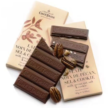 La tableta de chocolate con leche 38% cacao con Nueces de Pecan y Cookies al punto de Sal es sencillamente deliciosa y muy original. Peso neto: 85 gramos. Chocolate elaborado por Café-Tasse en Bélgica por manos artesanas. Café-Tasse es una firma de Bruselas que elabora chocolate de alta calidad, sobretodo tabletas de chocolate, nos encantan sus tabletas con café de diferentes orígenes, la del té Matcha, la de Earl Grey Tea, con avellanas, cranberries, caramelo y un toque de sal, la Dark 77% y más variedades todas ellas muy tentadoras. En INHALA Cafés y Tés, te proponemos muchas ideas gourmet para hacer regalos exclusivos. Estamos en Portalet, 9, Granollers, Barcelona.