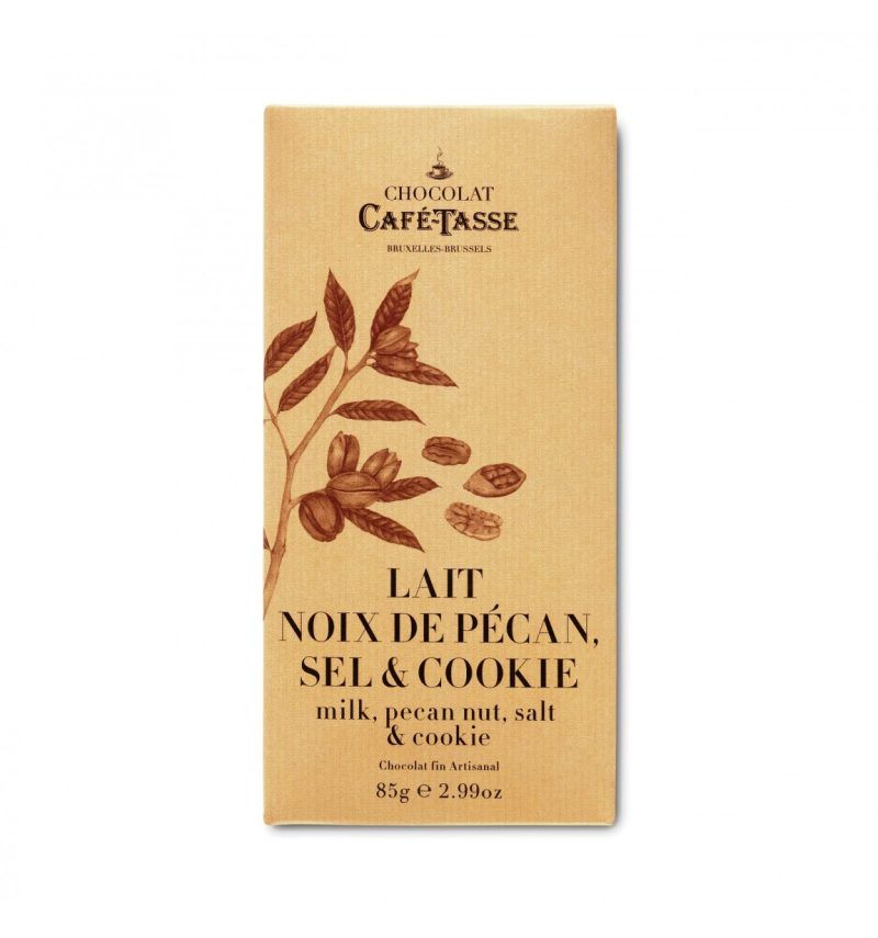 La tableta de chocolate con leche 38% cacao con Nueces de Pecan y Cookies al punto de Sal es sencillamente deliciosa y muy original. Peso neto: 85 gramos. Chocolate elaborado por Café-Tasse en Bélgica por manos artesanas. Café-Tasse es una firma de Bruselas que elabora chocolate de alta calidad, sobretodo tabletas de chocolate, nos encantan sus tabletas con café de diferentes orígenes, la del té Matcha, la de Earl Grey Tea, con avellanas, cranberries, caramelo y un toque de sal, la Dark 77% y más variedades todas ellas muy tentadoras. En INHALA Cafés y Tés, te proponemos muchas ideas gourmet para hacer regalos exclusivos. Estamos en Portalet, 9, Granollers, Barcelona.