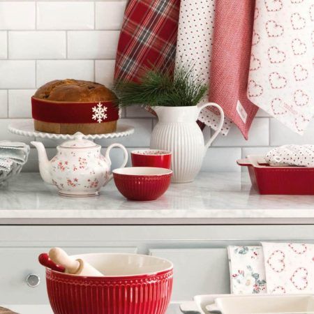 La tassa Latte cup vermella EMBERLY Red de GreenGate també té el seu plat de porcelana a joc. És ideal per combinar amb la nova tassa tea mug Emberly Inside amb les seves floretes per dins de la tassa, a la galeria de imatges pots veure altres tasses i complements que hi combinen molt bonic com els estampats Emberly white, Abella White, Adley white i Layla heart white amb els seus bonics cors. Aquesta tassa és apta per rentaplats i microones. A INHALA Cafès i Tes som punt de venda de GreenGate, ens pots trobar a Portalet, 9 de Granollers, Barcelona.