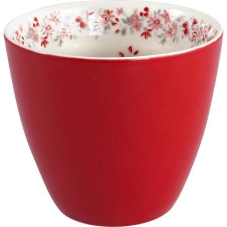 La tassa Latte cup vermella EMBERLY Red de GreenGate també té el seu plat de porcelana a joc.

És ideal per combinar amb la nova tassa tea mug Emberly Inside amb les seves floretes per dins de la tassa, a la galeria de imatges pots veure altres tasses i complements que hi combinen molt bonic com els estampats Emberly white, Abella White, Adley white i Layla heart white amb els seus bonics cors.

Aquesta tassa és apta per rentaplats i microones.

A INHALA Cafès i Tes som punt de venda de GreenGate, ens pots trobar a Portalet, 9 de Granollers, Barcelona.