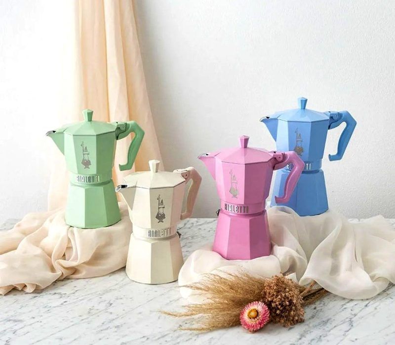 La cafetera Moka Express de Bialetti en color verde mint para preparar 3 cafés es novedad total en INHALA.  También disponible en azul pastel y en rosa pastel.  En 1933 Bialetti inventó esta cafetera y con ello, revolucionó la manera de preparar el café «en casa».  Está fabricada con una exclusiva aleación de aluminio con un sistema de válvula de acero inoxidable patentado por Bialetti.  El asa es ergonómica, de color negro igual que el pomo de la tapa y muy resistentes al calor.  Apta para cocina de gas, eléctrica y vitrocerámica (no apta para inducción).  No apta para ser lavada en lavaplatos.  En este color verde mint solo está disponible para 3 tazas y para 6 tazas, pero en el modelo clásico de aluminio pulido la tenemos en otros tamaños, para 1 café, 2 cafés, 3 cafés, 4 cafés, 6 cafés y también cafeteras para inducción o eléctricas.  Aquí puedes ver nuestra carta de cafés.  Somos INHALA Cafés y Tés, te esperamos en Portalet, 9 de Granollers, Barcelona.