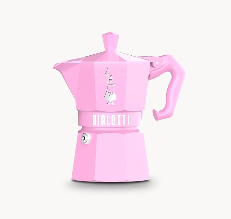 La cafetera Moka Express de Bialetti en color rosa pastel para preparar 3 cafés es novedad total en INHALA, también la tenemos disponible en 6 tazas.  También disponible en azul pastel, verde pastel o mint y crema.   Bialetti inventó esta cafetera en 1933 y con ello, revolucionó la manera de preparar el café «en casa».  Está fabricada con una exclusiva aleación de aluminio con un sistema de válvula de acero inoxidable patentado por Bialetti.  El asa es ergonómica, de color negro igual que el pomo de la tapa y muy resistentes al calor.  Apta para cocina de gas, eléctrica y vitrocerámica (no apta para inducción).  No apta para ser lavada en lavaplatos.  En este color verde mint solo está disponible para 3 tazas y para 6 tazas, pero en el modelo clásico de aluminio pulido la tenemos en otros tamaños, para 1 café, 2 cafés, 3 cafés, 4 cafés, 6 cafés y también cafeteras para inducción o eléctricas.  Aquí puedes ver nuestra carta de cafés.  Somos INHALA Cafés y Tés, te esperamos en Portalet, 9 de Granollers, Barcelona