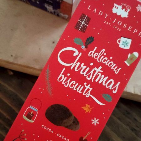 Las galletas veganas "Delicious Christmas cookies" son de cacao con trocitos de chocolate y están elaboradas por Lady Joseph en La Rioja de manera 100% artesanal y vienen presentadas en un bonita caja de cartón de color rojo super navideño.

Son ideales para acompañar momentos navideños de cafés y tés.

También te ofrecemos las galletas veganas con chocolate Winter cookies y las de Limón, las de Caramelo y sésamo, las de Anacardos, todas ellas están buenísimas.

NO contienen aceite de palma ni conservantes artificiales.

En INHALA Cafés y Tés te ofrecemos una selección de deliciosas galletas ideales para acompañar tus momentos de cafés, tés e infusiones.

Estamos en Portalet, 9 de Granollers, Barcelona.