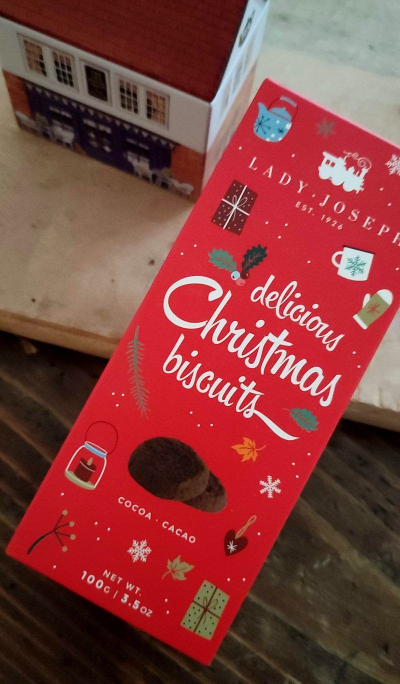 Las galletas veganas "Delicious Christmas cookies" son de cacao con trocitos de chocolate y están elaboradas por Lady Joseph en La Rioja de manera 100% artesanal y vienen presentadas en un bonita caja de cartón de color rojo super navideño. Son ideales para acompañar momentos navideños de cafés y tés. También te ofrecemos las galletas veganas con chocolate Winter cookies y las de Limón, las de Caramelo y sésamo, las de Anacardos, todas ellas están buenísimas. NO contienen aceite de palma ni conservantes artificiales. En INHALA Cafés y Tés te ofrecemos una selección de deliciosas galletas ideales para acompañar tus momentos de cafés, tés e infusiones. Estamos en Portalet, 9 de Granollers, Barcelona.