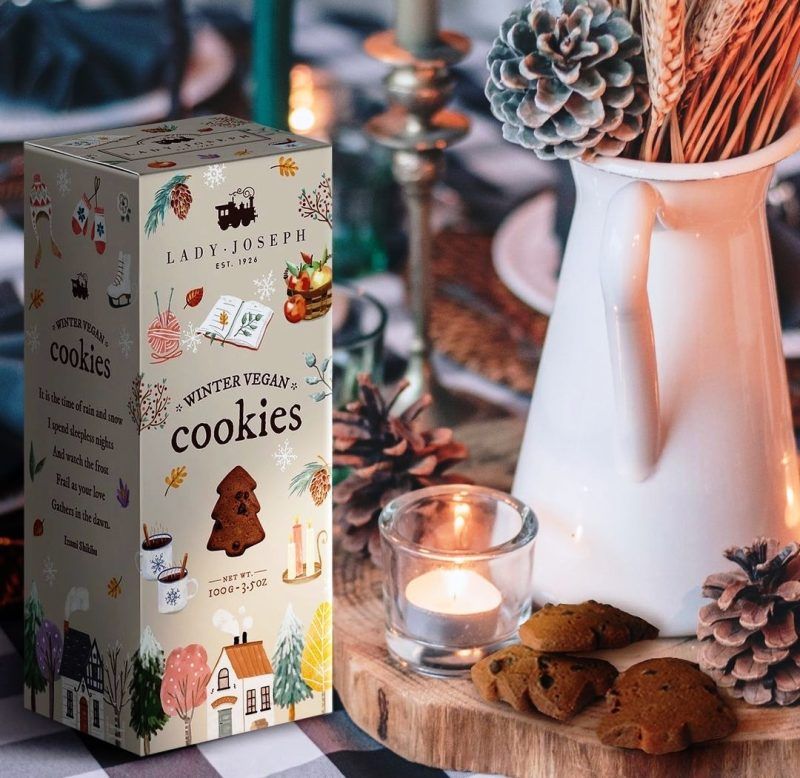 Las galletas Winter Cookies de LadyJoseph están elaboradas con chips de cacao y chocolate y son 100% veganas. Están elaboradas en La Rioja de manera 100% artesanal y vienen presentadas en un bonita caja de cartón con un estilo francés muy romántico. Tienen una original forma de abeto y son deliciosas. Compártelas junto al calor de la chimenea en una fría tarde de invierno junto a una taza de café, té o chocolate caliente.  En INHALA Cafés y Tés te ofrecemos una selección de deliciosas galletas ideales para acompañar tus momentos de cafés, tés e infusiones. Estamos en Portalet, 9 de Granollers, Barcelona.