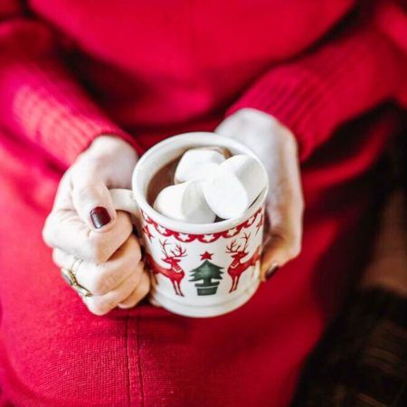 La taza mug de Navidad "Oh Holy Night" es de porcelana y nos llega directamente de la Toscana, Italia. Esta taza navideña tiene una capacidad de 205 ml. Mide 8 cm. x 8 cm. x 8 cm. Será ideal para tomar tu Christmas Tea o un café de Sumatra Mandheling, nuestro Café de Navidad. Apta para microondas y lavavajillas. En INHALA Cafés y Tés te proponemos muchas ideas para hacer regalos originales, exclusivos y siempre muy bien envueltos. Estamos en Portalet, 9, Granollers, Barcelona.