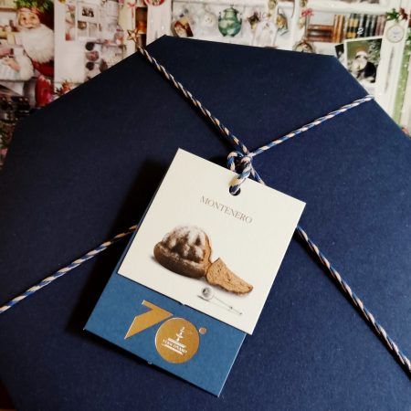 El Panettone Montenero con cacao y esencia de limón de Fiasconaro es una edición limitada para celebrar el 70 aniversario de esta firma italiana de Sicilia. Se trata de un producto artesano 100%. Peso neto 700 gramos. Estos panettones son ideales para hacer un regalo ya que su sabor enamora a quién lo prueba. No pueden faltar los panettones Albertengo que llegan de Torino, hemos elegido otros panettones para las fiestas de Navidad: Chocolate, Chocolate y Naranja, Moscato, al Limone y más sorpresas. En INHALA cafés y Tés hace muchos años que los panettones y pandoros llegan en esta época del año, son protagonistas de sobremesas. También son ideales en un desayuno o merienda acompañando un buen café, té o infusión. Ah, se nos olvidaba decirte que cuando llega la Primavera, nos llega la Colomba. Estamos en Portalet, 9 de Granollers, Barcelona.