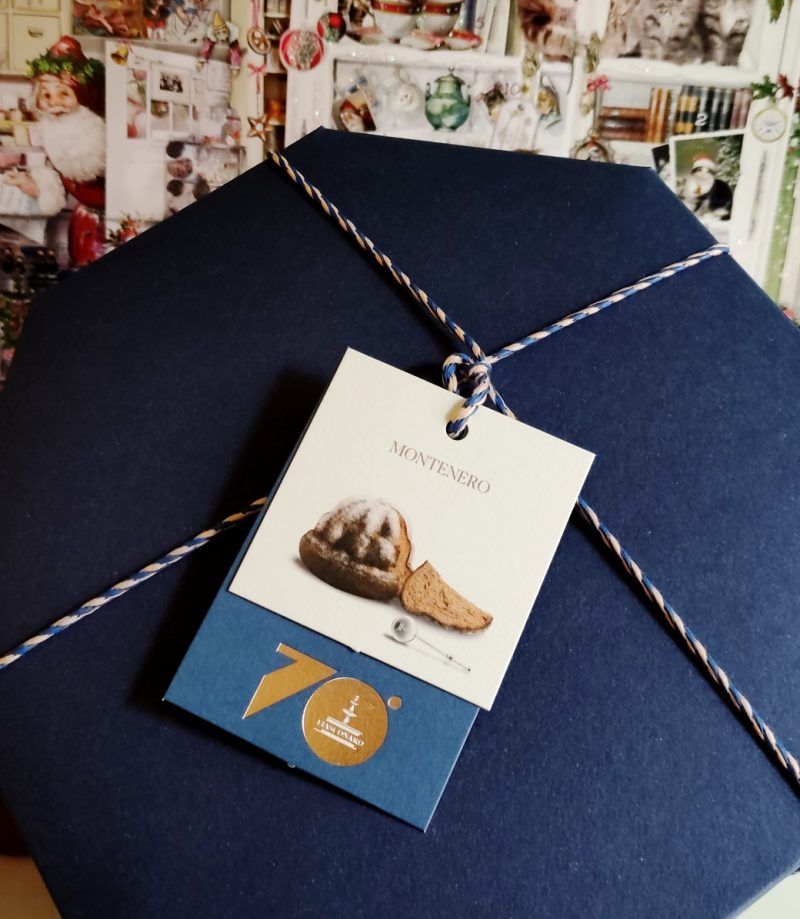 El Panettone Montenero con cacao y esencia de limón de Fiasconaro es una edición limitada para celebrar el 70 aniversario de esta firma italiana de Sicilia. Se trata de un producto artesano 100%. Peso neto 700 gramos. Estos panettones son ideales para hacer un regalo ya que su sabor enamora a quién lo prueba. No pueden faltar los panettones Albertengo que llegan de Torino, hemos elegido otros panettones para las fiestas de Navidad: Chocolate, Chocolate y Naranja, Moscato, al Limone y más sorpresas. En INHALA cafés y Tés hace muchos años que los panettones y pandoros llegan en esta época del año, son protagonistas de sobremesas. También son ideales en un desayuno o merienda acompañando un buen café, té o infusión. Ah, se nos olvidaba decirte que cuando llega la Primavera, nos llega la Colomba. Estamos en Portalet, 9 de Granollers, Barcelona.