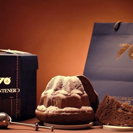 El Panettone Montenero con cacao y esencia de limón de Fiasconaro es una edición limitada para celebrar el 70 aniversario de esta firma italiana de Sicilia.

Se trata de un producto artesano 100%.

Peso neto 700 gramos.

Estos panettones son ideales para hacer un regalo ya que su sabor enamora a quién lo prueba.

No pueden faltar los panettones Albertengo que llegan de Torino, hemos elegido otros panettones para las fiestas de Navidad: Chocolate, Chocolate y Naranja, Moscato, al Limone y más sorpresas.

En INHALA cafés y Tés hace muchos años que los panettones y pandoros llegan en esta época del año, son protagonistas de sobremesas.

También son ideales en un desayuno o merienda acompañando un buen café, té o infusión.

Ah, se nos olvidaba decirte que cuando llega la Primavera, nos llega la Colomba.

Estamos en Portalet, 9 de Granollers, Barcelona.