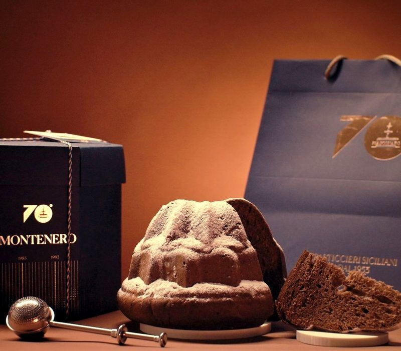 El Panettone Montenero con cacao y esencia de limón de Fiasconaro es una edición limitada para celebrar el 70 aniversario de esta firma italiana de Sicilia. Se trata de un producto artesano 100%. Peso neto 700 gramos. Estos panettones son ideales para hacer un regalo ya que su sabor enamora a quién lo prueba. No pueden faltar los panettones Albertengo que llegan de Torino, hemos elegido otros panettones para las fiestas de Navidad: Chocolate, Chocolate y Naranja, Moscato, al Limone y más sorpresas. En INHALA cafés y Tés hace muchos años que los panettones y pandoros llegan en esta época del año, son protagonistas de sobremesas. También son ideales en un desayuno o merienda acompañando un buen café, té o infusión. Ah, se nos olvidaba decirte que cuando llega la Primavera, nos llega la Colomba. Estamos en Portalet, 9 de Granollers, Barcelona.