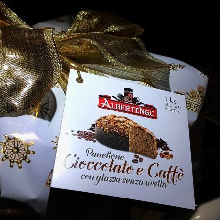 El panettone con "Chocolate y Café" de Albertengo es lo máximo para acompañar una tarde de cafés y tés.

Vas encontrando trocitos de chocolate que se funden en la boca y nos deja un sabor que perdura.

Estos panettones son ideales para hacer un regalo ya que su sabor enamora a quién lo prueba.

En INHALA Cafés y Tés también hemos elegido otros panettones para las fiestas de Navidad: Chocolate, Chocolate y Naranja, Moscato, "Marron glacé", al Limone y más sorpresas.

Estamos en Portalet, 9 de Granollers, Barcelona.


Ah, se nos olvidaba decirte que cuando llega la Primavera, nos llega la Colomba.