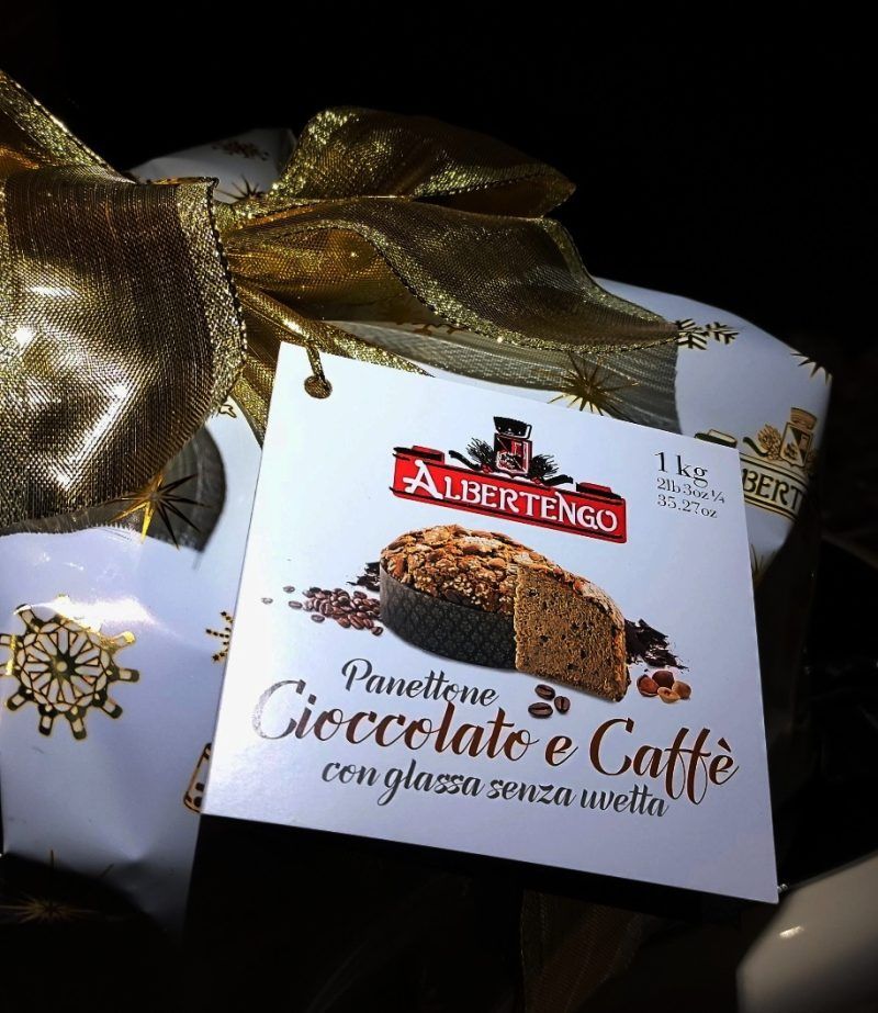 El panettone con "Chocolate y Café" de Albertengo es lo máximo para acompañar una tarde de cafés y tés.

Vas encontrando trocitos de chocolate que se funden en la boca y nos deja un sabor que perdura.

Estos panettones son ideales para hacer un regalo ya que su sabor enamora a quién lo prueba.

En INHALA Cafés y Tés también hemos elegido otros panettones para las fiestas de Navidad: Chocolate, Chocolate y Naranja, Moscato, "Marron glacé", al Limone y más sorpresas.

Estamos en Portalet, 9 de Granollers, Barcelona.


Ah, se nos olvidaba decirte que cuando llega la Primavera, nos llega la Colomba.