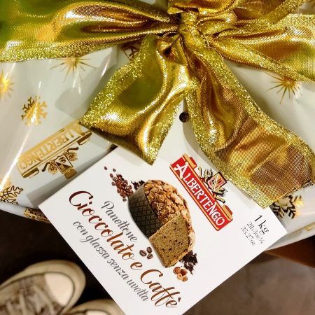 El panettone con "Chocolate y Café" de Albertengo es lo máximo para acompañar una tarde de cafés y tés.

Vas encontrando trocitos de chocolate que se funden en la boca y nos deja un sabor que perdura.

Estos panettones son ideales para hacer un regalo ya que su sabor enamora a quién lo prueba.

En INHALA Cafés y Tés también hemos elegido otros panettones para las fiestas de Navidad: Chocolate, Chocolate y Naranja, Moscato, "Marron glacé", al Limone y más sorpresas.

Estamos en Portalet, 9 de Granollers, Barcelona.


Ah, se nos olvidaba decirte que cuando llega la Primavera, nos llega la Colomba.