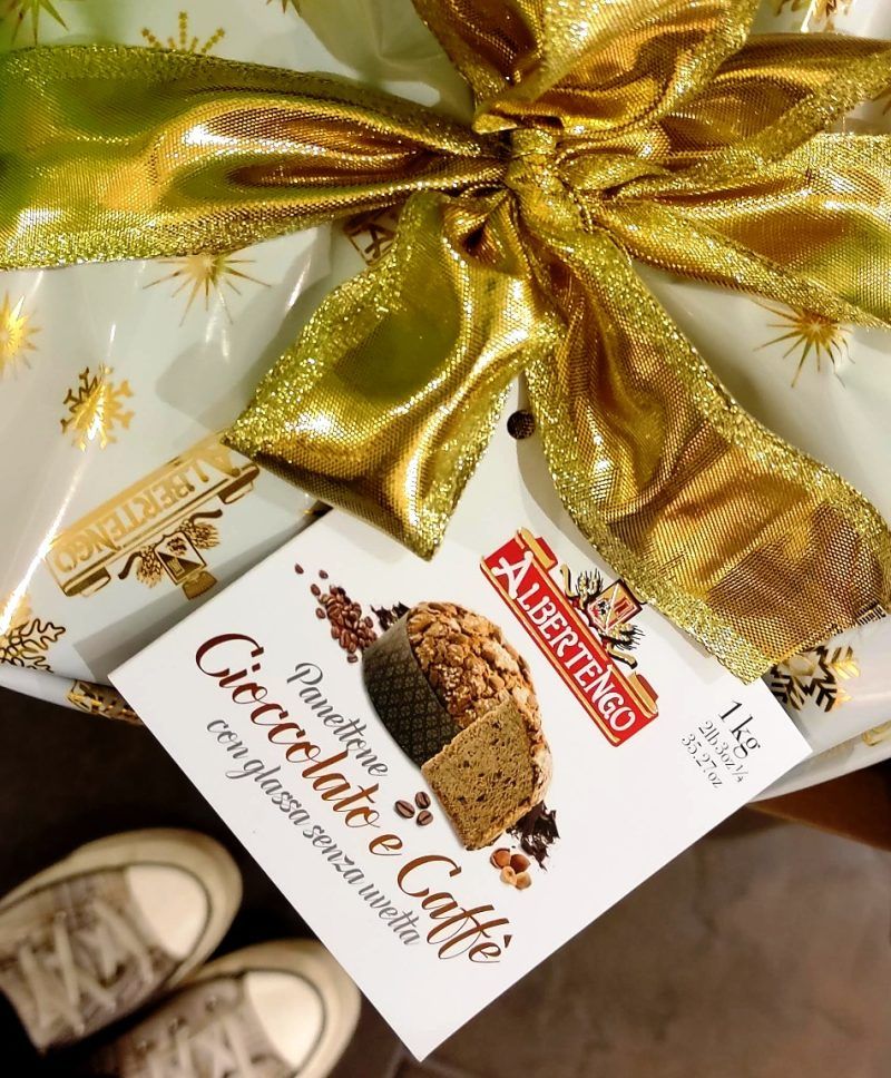 El panettone con "Chocolate y Café" de Albertengo es lo máximo para acompañar una tarde de cafés y tés.

Vas encontrando trocitos de chocolate que se funden en la boca y nos deja un sabor que perdura.

Estos panettones son ideales para hacer un regalo ya que su sabor enamora a quién lo prueba.

En INHALA Cafés y Tés también hemos elegido otros panettones para las fiestas de Navidad: Chocolate, Chocolate y Naranja, Moscato, "Marron glacé", al Limone y más sorpresas.

Estamos en Portalet, 9 de Granollers, Barcelona.


Ah, se nos olvidaba decirte que cuando llega la Primavera, nos llega la Colomba.