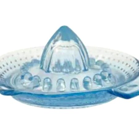 Exprimidor de cítricos de cristal Alice Pale Blue de GreenGate para hacer zumo de limón como "toda la vida". Mide 16 cm. de diámetro x 7 cm. de altura. Apto para lavavajillas. En INHALA Cafés y Tés somos punto de venta de GreenGate y boutique especializada en cafés, tés, chocolates, galletas y complementos, estamos en Portalet, 9 de Granollers. Y nuestra tienda Online siempre está abierta para tí. L'expremedor de Cítrics Alice Pale Blue de GreenGate és de vidre i és perfecte per fer el teu suc de taronja, llimona, mandarina, aranja i llima verda com "toda la vida". Medeix 16 cm. de diàmetre x 7 cm. d'alt. Apte per rentavaixelles. A INHALA som punt de venda de GreenGate des de fa molts anys, tasses precioses i complements pels teus moments de cafès i tes. Estem a Portalet, 9 de Granollers, Barcelona. La nostra botiga Online és oberta 24/7 per tu.