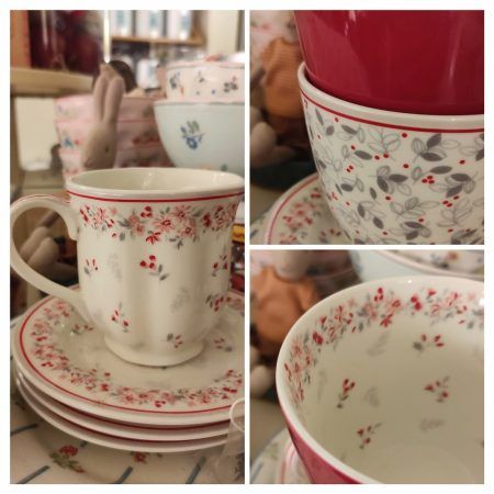 La taza Latte cup ADLEY White de GreenGate con sus pequeños detalles en color gris y el ribete en rojo, nos tiene enamoradas. Tiene una capacidad de 300 ml., mide 9 cm. x 9 cm. y es apilable. Es ideal para combinar con la taza latte cup de Navidad “Home for Xmas” con sus detalles de Navidad y una bonita frase escrita  por dentro en letra dorada, haran una bonita pareja. En la galeria de imágenes puedes ver otras tazas y complementos que combinan super bien, como los estampados Emberly white, Abella White y Layla White, además tenemos los tea towels que les hacen conjunto. Además esta taza es muy combinable con toda la colección Everyday Alice sobretodo en color rojo, verde bosque «forest» y gris, haciendo que tus momentos de tés y cafés sean muy especiales. En INHALA Cafés y Tés somos punto de venta de GreenGate, te esperamos en Portalet, 9 de Granollers, Barcelona.