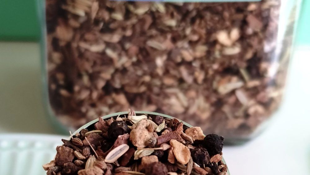 La infusión "Especias para Chai" es una opción de infusión sin cafeína (teína), se trata solamente de una combinación de especias: canela, jengibre, pimienta negra, clavo de olor, cardamomo, anís, comino, hinojo y raíz de achicoria.

Está pensado para preparar infusionado en agua (como cualquier otro té o infusión) o infusionado en cualquier tipo de leche o bebida vegetal, cualquier opción será fantástica.

Eso sí, si te decantas por esta última opción, deberás infusionar las especias durante más tiempo.

Cuánto más? El que tú quieras, cuánto más rato, más gustoso va a quedar, más intenso.

Puedes añadir un extra de canela en rama a tu tetera, un poco de jengibre fresco cortado en finas láminas, un trocito de piel de naranja, limón, mandarina, unas rodajas de manzana, madre mía! Tu casa va a oler de maravilla!

En invierno, estas infusiones calientan nuestro interior, creando bienestar total.

En INHALA también tenemos Kashmir Chai, Massala Chai, Té verde Chai, Rooibos Spicy y Pu-erh Chai.

Estamos en Portalet, 9 de Granollers, Barcelona.