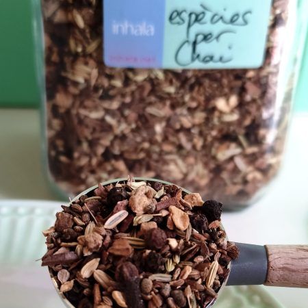 La infusión "Especias para Chai" es una opción de infusión sin cafeína (teína), se trata solamente de una combinación de especias: canela, jengibre, pimienta negra, clavo de olor, cardamomo, anís, comino, hinojo y raíz de achicoria. Está pensado para preparar infusionado en agua (como cualquier otro té o infusión) o infusionado en cualquier tipo de leche o bebida vegetal, cualquier opción será fantástica. Eso sí, si te decantas por esta última opción, deberás infusionar las especias durante más tiempo. Cuánto más? El que tú quieras, cuánto más rato, más gustoso va a quedar, más intenso. Puedes añadir un extra de canela en rama a tu tetera, un poco de jengibre fresco cortado en finas láminas, un trocito de piel de naranja, limón, mandarina, unas rodajas de manzana, madre mía! Tu casa va a oler de maravilla! En invierno, estas infusiones calientan nuestro interior, creando bienestar total. En INHALA también tenemos Kashmir Chai, Massala Chai, Té verde Chai, Rooibos Spicy y Pu-erh Chai. Estamos en Portalet, 9 de Granollers, Barcelona.