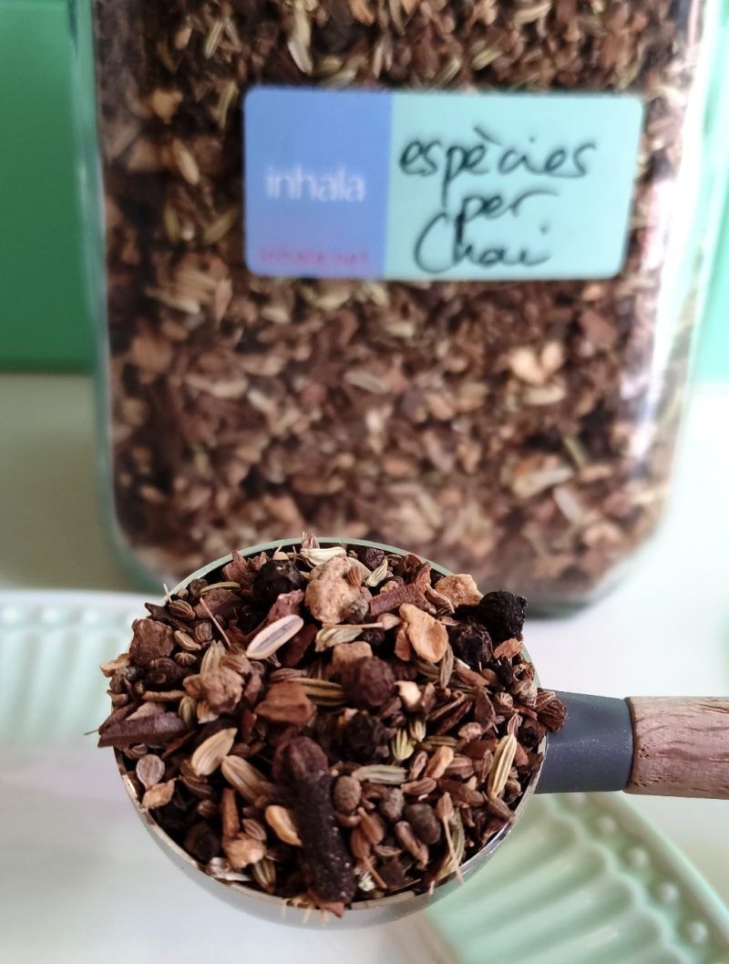 La infusión "Especias para Chai" es una opción de infusión sin cafeína (teína), se trata solamente de una combinación de especias: canela, jengibre, pimienta negra, clavo de olor, cardamomo, anís, comino, hinojo y raíz de achicoria.

Está pensado para preparar infusionado en agua (como cualquier otro té o infusión) o infusionado en cualquier tipo de leche o bebida vegetal, cualquier opción será fantástica.

Eso sí, si te decantas por esta última opción, deberás infusionar las especias durante más tiempo.

Cuánto más? El que tú quieras, cuánto más rato, más gustoso va a quedar, más intenso.

Puedes añadir un extra de canela en rama a tu tetera, un poco de jengibre fresco cortado en finas láminas, un trocito de piel de naranja, limón, mandarina, unas rodajas de manzana, madre mía! Tu casa va a oler de maravilla!

En invierno, estas infusiones calientan nuestro interior, creando bienestar total.

En INHALA también tenemos Kashmir Chai, Massala Chai, Té verde Chai, Rooibos Spicy y Pu-erh Chai.

Estamos en Portalet, 9 de Granollers, Barcelona.