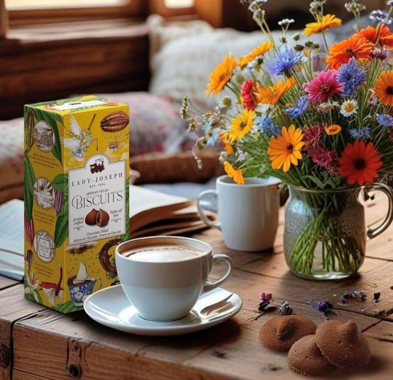 Las galletas Biscuits veganas rellenas de Chocolate Lady Joseph están elaboradas en La Rioja de manera 100% artesanal y se presentan en una bonita caja de cartón con un diseño estilo francés muy llamativo y elegante. Esta bonita caja contiene 100 gramos de galletitas ricas. Tienen una original forma de avellana y en su interior te sorprenderá un relleno de chocolate.. Son perfectas para acompañar un café o un té. También tenemos las galletas Christmas con Cacao, las LOVE Edition y las Winter Cookies, todas ellas son deliciosas. NO contienen aceite de palma, ni conservantes artificiales ni aditivos. En INHALA Cafés y Tés puedes encontrar una selección de galletas ideales para acompañar tus momentos de cafés y infusiones. Estamos en Portalet, 9 de Granollers, Barcelona.