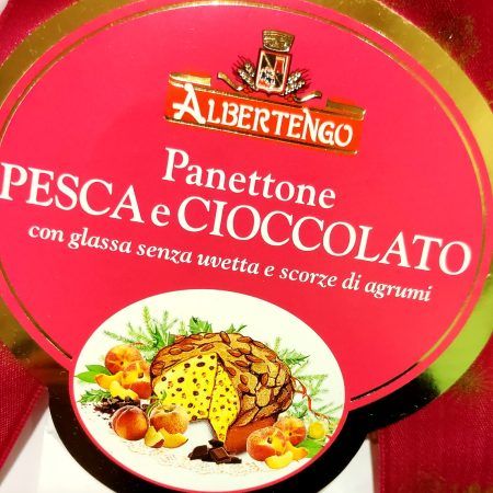 El Panettone glaseado "Pesca e Cioccolato" de Albertengo es delicioso y pesa 750 gramos.

Irás encontrando trocitos de melocotón confitado y de chocolate negro y va recubierto con un glaseado de almendras y avellanas del Piemonte italiano.

Regalar uno de estos panettones Albertengo es más que un acierto además de que es un compañero perfecto de un buen café, té o infusión.

Hace más de 28 años que no pueden faltar en nuestra selección gourmet de Navidad.

También hemos seleccionado los siguientes panettones para estas fiestas:

Al Limone
Tradicional Glassato
Chocolate «Cioccolone»
Amarena y Chocolate 
Naranja y Chocolate 
Chocolate y Café
Pandoro

Se nos olvidaba decirte que cuando llega la Primavera y Pascua, nos llega la Colomba.

En INHALA Cafés y Tés y somos punto de venta de panettones Albertengo y Fiasconaro.

Estamos en Portalet, 9 de Granollers, Barcelona.