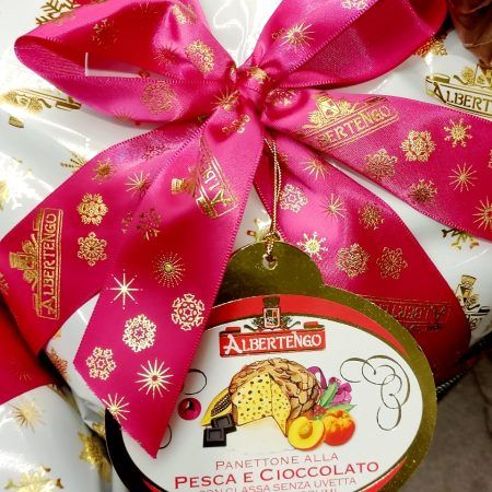 El Panettone glaseado "Pesca e Cioccolato" con trocitos de melocotón y chocolate negro de Albertengo es delicioso y pesa 1 kg.

Irás encontrando trocitos de melocotón confitado y de chocolate negro y va recubierto con un glaseado de almendras y avellanas del Piemonte italiano.

No lleva uvas pasas ni naranja confitada.

Regalar uno de estos panettones Albertengo es más que un acierto además de que es un compañero perfecto de un buen café, té o infusión.

Hace más de 28 años que no pueden faltar en nuestra selección gourmet de Navidad.

También hemos seleccionado los siguientes panettones para estas fiestas:

Al Limone
Tradicional Glassato
Gran Piemonte al Moscato
Chocolate «Cioccolone»
Marrons glacés
Amarena y Chocolate 
Naranja y Chocolate 
Chocolate y Café
Pandoro

Se nos olvidaba decirte que cuando llega la Primavera y Pascua, nos llega la Colomba.

En INHALA Cafés y Tés y somos punto de venta de panettones Albertengo y Fiasconaro.

Estamos en Portalet, 9 de Granollers, Barcelona.