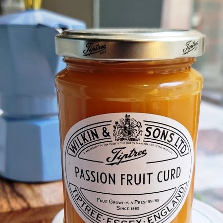 La crema de Fruta de la Pasión "Passion fruit Curd" de Wilkin & Sons de TipTree, Essex, es una crema deliciosa para untar en una tostada de pan, rellenando un bizcocho o simplemente «a cucharadas». Peso neto 310 grs. También siempre tenemos la crema de limón "Lemon Curd" que siempre es indispensable en nuestra tienda. No contiene colorantes ni conservantes artificiales. Apto para vegetarianos. Contiene leche y huevos. Somos INHALA una boutique con una selección de cafés recién tostados, tés e infusiones, chocolates selectos y deliciosas galletas,  dónde tú eres el protagonista. Estamos en Portalet, 9 de Granollers, Barcelona.