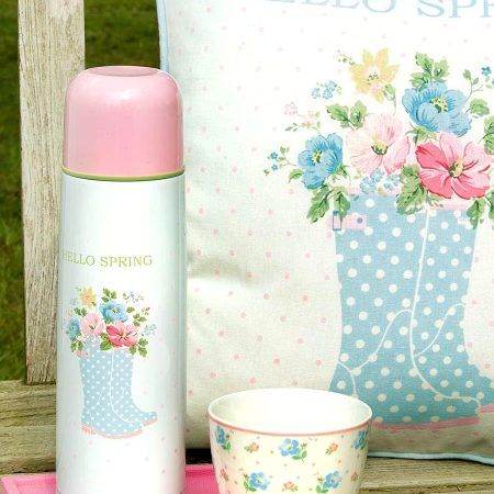 La taza Latte cup ROSALIA White forma parte de la nueva colección de GreenGate para esta Primavera/Verano y es ideal para que tus momentos de tés y cafés sean muy especiales en estas tazas tan bonitas. Tiene una capacidad de 300 ml. y mide 9,5 cm. x 9 cm. Es ideal para combinar con la nueva colección Josefina White y Josefina Summer White y sus botas de agua dibujadas, en la galería de imágenes puedes ver ideas para que puedas inspirarte. Esta taza es apta para microondas y lavavajillas. En INHALA Cafés y Tés somos punto de venta de GreenGate y nos puedes encontrar en Portalet, 9 de Granollers, Barcelona para poderte enseñar todas nuestras novedades.