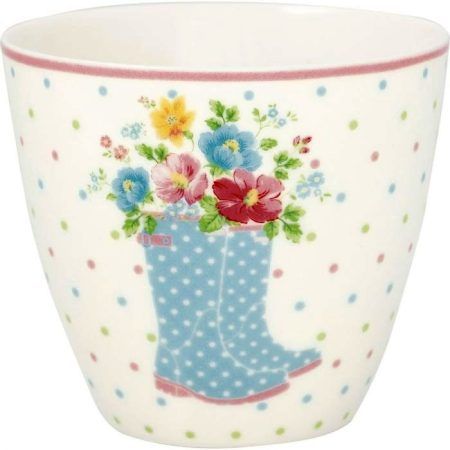 La taza Latte cup ROSALIA White forma parte de la nueva colección de GreenGate para esta Primavera/Verano, su estampado floral es ideal para que tus momentos de tés y cafés sean muy especiales.

Tiene una capacidad de 300 ml. y mide 9,5 cm. x 9 cm.

Es ideal para combinar con la colección ALICE y todos sus colores y también con la nueva colección Josefina White y Josefina Summer White y sus botas de agua dibujadas, en la galería de imágenes puedes ver ideas para que puedas inspirarte.

Esta taza es apta para microondas y lavavajillas.

En INHALA Cafés y Tés somos punto de venta de GreenGate y nos puedes encontrar en Portalet, 9 de Granollers, Barcelona para poderte enseñar todas nuestras novedades.